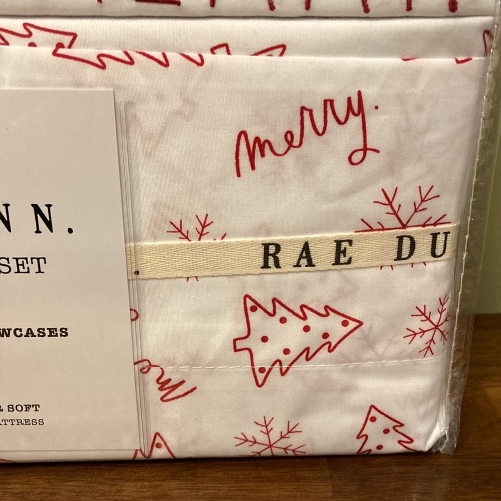 RAE DUNN "MERRY" CHRISTMAS QUEEN SHEET SET - Picture 6 of 10